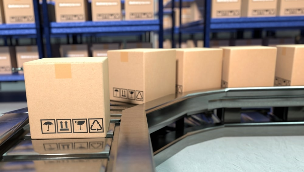 Conveyor belt with boxes